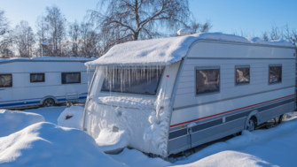 Zaparkujte si karavan po celou zimní setonu v kempu Modřín! Získáte tak ubytování na Lipně a k tomu skvělé dárky